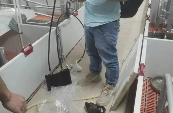 el amplificador de se&ntilde;al est&aacute; instalado en la base de reproducci&oacute;n. Cobertura de se&ntilde;al de &aacute;rea completa 03